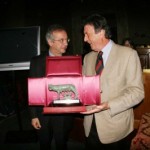 normal_01-il_Sindaco_Veltroni_consegna_un_riconoscimento_a_Luigi_De_Lucchi%2C_figlio_di_Ondina_Valla